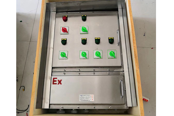 不銹鋼防爆配電箱，油庫房內(nèi)防爆空調(diào)，控制電機(jī)正反轉(zhuǎn)控制箱。不銹鋼化工廠防爆配電箱